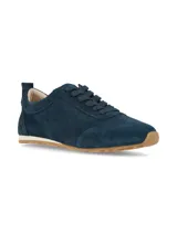 Championes de gamuza azul marino con cordones tono sobre tono y suela de goma con detalles en blanco y marrón.