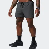 Short deportivo gris oscuro de Fabletics, modelo The One, con cintura elástica con cordón ajustable, bolsillos con cierre y diseño aerodinámico de secado rápido.