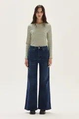 Jean de mezclilla azul oscuro, tiro alto, corte recto y ancho en la pierna.