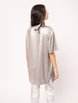 Remera blanca oversized de tela elastizada con tajos laterales y escote redondo.