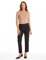 Pantalon de corte slim fit en color verde, confeccionado en tejido tecnico de alta densidad. Presenta una pretina ancha elastizada de estilo pull-on, sin cierres ni botones, y cuenta con cinco bolsillos funcionales.