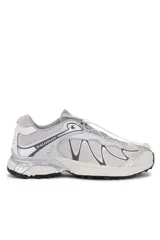 Championes Salomon modelo XT-Whisper, de diseño técnico con malla transpirable y refuerzos sintéticos en tonos gris y blanco. Cuenta con sistema de cordones de ajuste rápido y suela con relieve para mayor tracción.