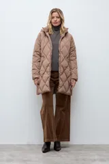 Campera acolchada de largo medio con diseño capitoneado en forma de rombos, cuenta con capucha integrada, cierre frontal y bolsillos laterales con cierre.