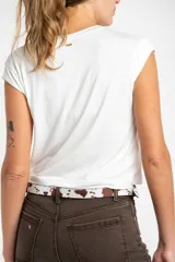 Remera negra de manga corta con escote en V y calce al cuerpo.