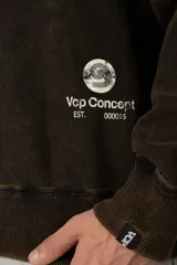 Buzo de cuello redondo con efecto desgastado y lavado vintage en color marrón oscuro. Presenta un calce amplio y cómodo, con puños y ruedo acanalados, y un pequeño logo estampado en la parte inferior frontal.
