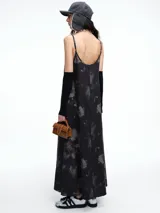 Vestido largo de breteles finos con escote en V, confeccionado en lyocell con estampa orgánica efecto lavado. Presenta una silueta levemente evasé con caída recta y fluida.