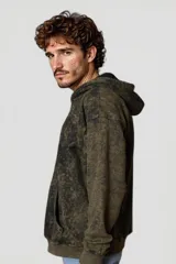 Canguro oversize con capucha, color verde militar con efecto tie-dye en negro y estampado con la palabra "Reason" en el pecho.