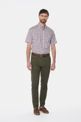 Pantalón de gabardina liviana con diseño clásico de cinco bolsillos, de corte recto y color beige.