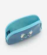 Kit de dos neceseres con temática de Stitch. El neceser exterior es transparente con bordes y cierres en color celeste. El neceser interior es de color azul grisáceo, con un estampado de Stitch sobre un fondo en forma de corazón y la palabra "STITCH" en relieve.