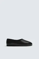 Mocasín de piel color negro con construcción desestructurada que permite usarlo como zapato destalonado. Cuenta con horma redonda, forro y plantilla de piel, y suela de goma VIBRAM®.