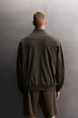 Sudadera relaxed fit gris claro melange de tejido ligero con mezcla de algodón, cuello subido, manga larga y cierre frontal con cremallera. Cuenta con bolsillos laterales ocultos y acabados en rib.