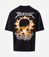 Remera boxy de algodón negro con cuello redondo, mangas cortas y estampa frontal blanca con diseño "Burning Eclipse".