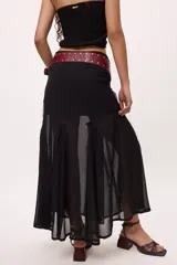 Falda midi color borgoña, de corte recto con aberturas frontales y transparencias.