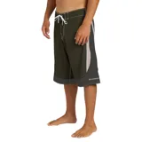 Short de baño Billabong modelo Spec Systems Pro, de corte largo y color verde militar con paneles grises en los laterales y costuras blancas contrastantes. Cuenta con cordón ajustable blanco en la cintura.