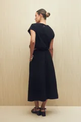 Falda midi color verde oliva, con cintura elastizada y bolsillos laterales.