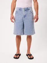 Bermuda de denim de corte relajado, color celeste claro con lavado ácido, bolsillos laterales y presillas para cinturón.
