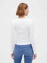 Remera de manga larga con cuello redondo, confeccionada en tejido acanalado de ajuste entallado.