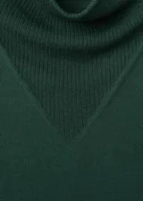 Jersey de punto fino en color verde oscuro, con cuello drapeado y manga larga. Presenta un diseño recto y ligero.