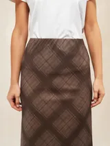 Falda larga de corte recto, color marrón con estampado a cuadros.