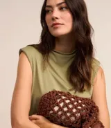 Vestido midi de Marfinno, confeccionado en tejido de viscosa y poliéster. Presenta cuello alto, diseño sin mangas con hombreras integradas y corte recto.