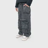 Pantalón jean ultra baggy de denim negro con efecto acid wash y roturas deshilachadas. Cuenta con múltiples bolsillos cargo y diseño holgado.