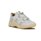 Championes deportivos Diadora modelo Alpaca, color blanco con detalles en beige y marrón claro. Presentan una silueta robusta de estilo 'chunky' con cordones trenzados y suela gruesa de goma color crema.