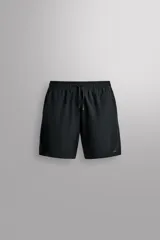 Short deportivo Zara Athleticz color negro, confeccionado en tejido técnico ligero y elástico con forro interior. Cuenta con cintura elástica ajustable con cordón, bolsillos frontales, bolsillo trasero con cierre y aberturas laterales en el bajo.