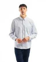 Camisa celeste y blanca a cuadros con cuello abotonado, manga larga y bolsillo en el pecho.