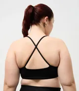 Top deportivo Get Over de microfibra, con escote en V, tirantes finos y diseño ergonómico para mayor soporte durante el entrenamiento.