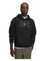 Hoodie Under Armour de color negro con capucha y cordones ajustables. Presenta un estampado gráfico frontal con el nombre de la marca en efecto camuflaje gris y el logo en color amarillo lima. Cuenta con un bolsillo tipo canguro y puños y bajo acanalados.