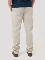 Pantalón de gabardina color marrón claro de la marca RKF, modelo Napoli, de corte recto y tiro medio con bolsillos laterales y traseros.