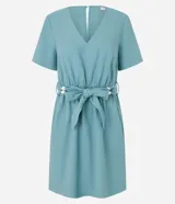 Vestido corto de Marfinno confeccionado en viscosa, con escote en V, mangas cortas y cierre frontal tipo gota. Incluye trabillas y un cinturón de tela ajustable con detalle de abalorios en los extremos.