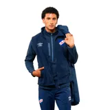 Parka técnica de abrigo con capucha, en tonos azul petróleo y azul más claro. Presenta cierre frontal, bolsillos laterales con solapa y bolsillo superior con cierre. Incluye el logo de Umbro y el escudo del Club Nacional de Football en el pecho.