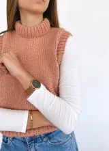 Chaleco tejido a mano color beige con cuello alto y sisas amplias.