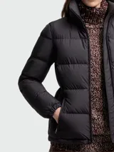 Campera de plumas Moncler modelo Dourbe, color negro, con cuello alto, cierre frontal y diseño acolchado.