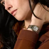Reloj Fossil Harlow con caja octogonal de 27 mm y malla de acero inoxidable en tono bicolor plata y dorado. Presenta una esfera color crema con textura y números romanos negros.