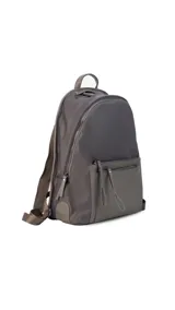 Mochila color beige, combinada con tela tipo impermeable y detalles en simil cuero. Tiene gran tamaño, asas combinadas, bolsillos al frente y compartimiento para notebook de 15".