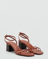 Sandalias de tacón medio y cuadrado de efecto madera, color marrón, con tiras finas cruzadas en la parte delantera y cierre de hebilla en el tobillo.