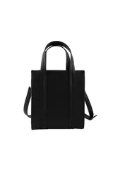 Cartera Las Oreiro color beige, de forma rectangular, con doble asa superior y correa regulable y desmontable. Presenta un aplique metálico en forma de labios con strass y el logo "Oreiro Love" grabado en la parte inferior.