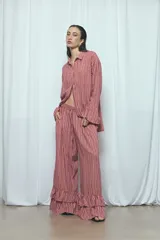 Camisa de viscosa con estampado de rayas verticales en tonos rosado y marrón, de corte oversize, con cuello camisero, cierre frontal de botones y mangas largas acampanadas.