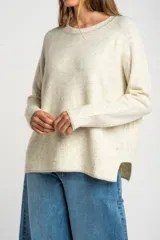 Sweater de tejido de punto color bordó, con cuello redondo, mangas largas y puños acanalados. Presenta un diseño de corte recto y textura suave.