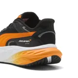 Championes Puma modelo McLaren Hypnotic LS 2, de diseño deportivo con combinación de colores negro y naranja. Presenta una suela gruesa con degradado de blanco a naranja y el logo de McLaren Racing en el lateral.