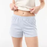 Pijama de dos piezas compuesto por una musculosa blanca de tirantes con escote redondo y pequeño bordado azul de cerezas en el pecho, y un short celeste y blanco a rayas con elástico en la cintura.
