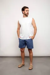 Musculosa de algodón de corte regular, con cuello redondo y diseño liso.