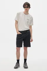 Bermuda de jean negro con terminación desflecada.