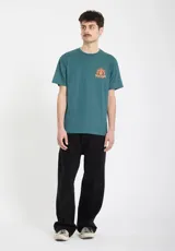 Remera Volcom modelo Abg Solstice Bsc Sst, de color verde oscuro, manga corta y cuello redondo, con pequeño estampado gráfico en el pecho.