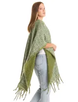 Ruana de tejido tweed con hilos de lurex, diseño abierto con terminación de flecos en los bordes.