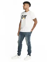 Jeans skinny para hombre, de corte ajustado y diseño de cinco bolsillos, con cierre de cremallera y botón metálico. Presenta un lavado azul medio con efecto desgastado.