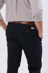 Pantalon azul marino de corte ajustado, con trabillas para cinturón y bolsillos laterales, confeccionado en tejido liviano con elasticidad.