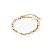 Pulsera dorada de acero enchapado en oro, con eslabones rectangulares y cierre de mosquetón con cadena de alargue.